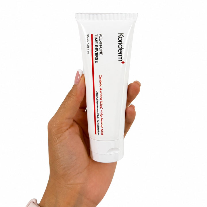Tubo de Koriderm+ ALL-IN-ONE Time Reverse en la mano: Centella Asiatica (Cica) + Hyaluronic Acid, 50 ml