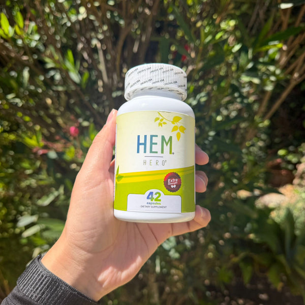 Frasco de Hem Hero+ Extra Strength en la mano, 42 cápsulas