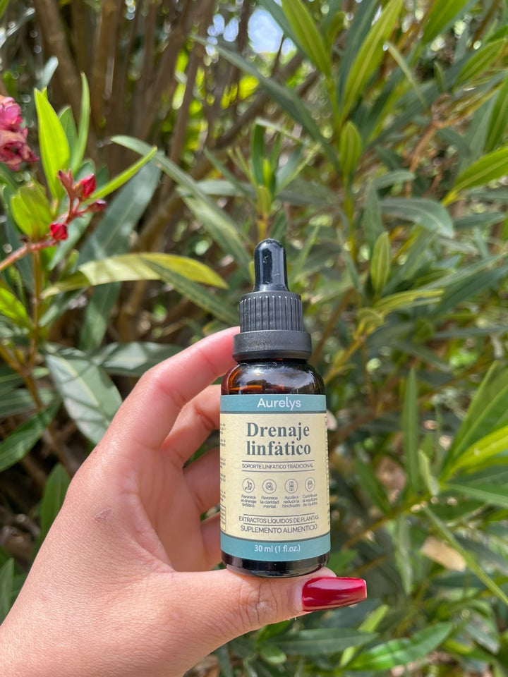 Frasco real de Aurelys Drenaje Linfático de 30 ml en la mano